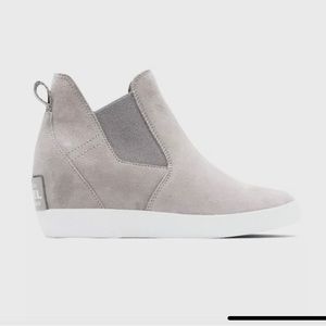 Women’s Sorel Out-n-about slip on wedge Bootie in chrome grey and white